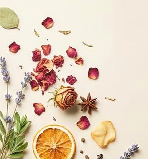 Pétalos de rosa secos y lavanda sobre fondo crema